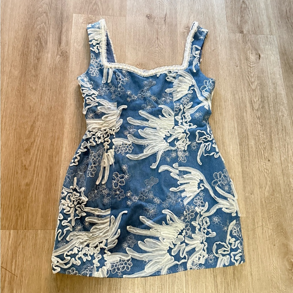elliatt anneliese blue denim pearl & ribbon embroidered mini dress large NEW - Picture 6 of 12